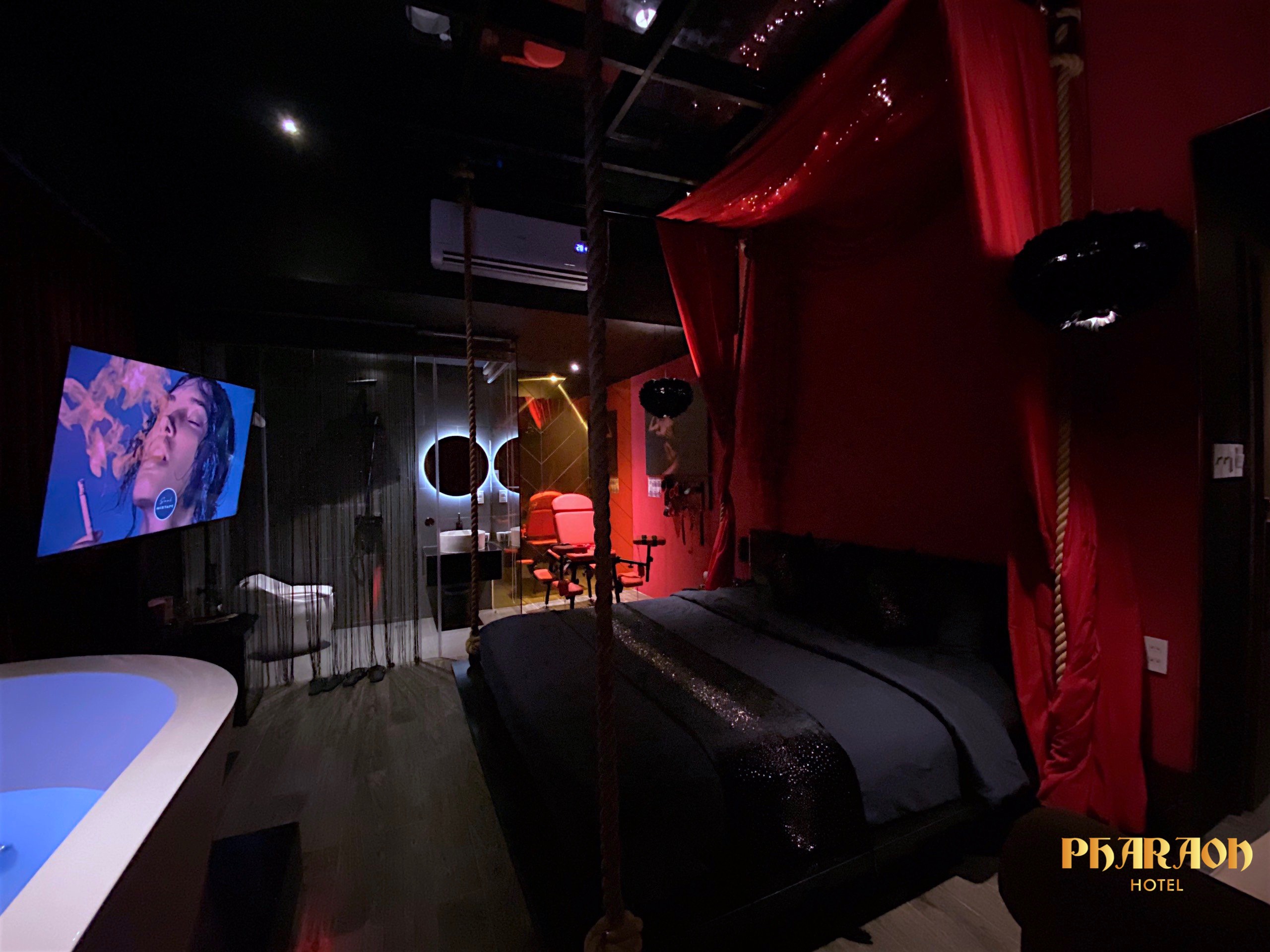 Bồn tắm Jacuzzi phòng BDSM Sky View tại Pharaon Hotel Trung Sơn
